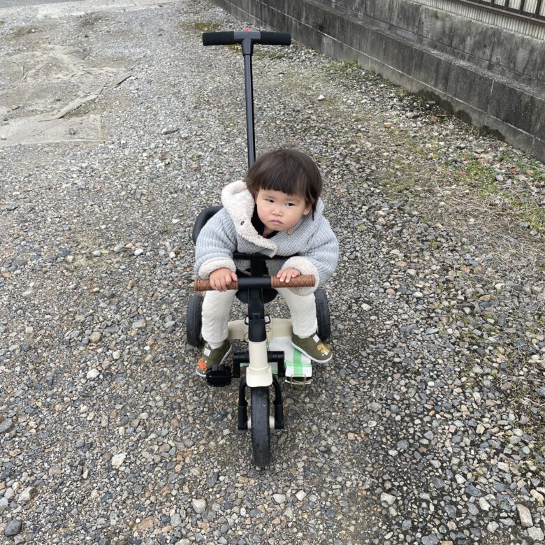 三輪車に乗る赤ちゃん
