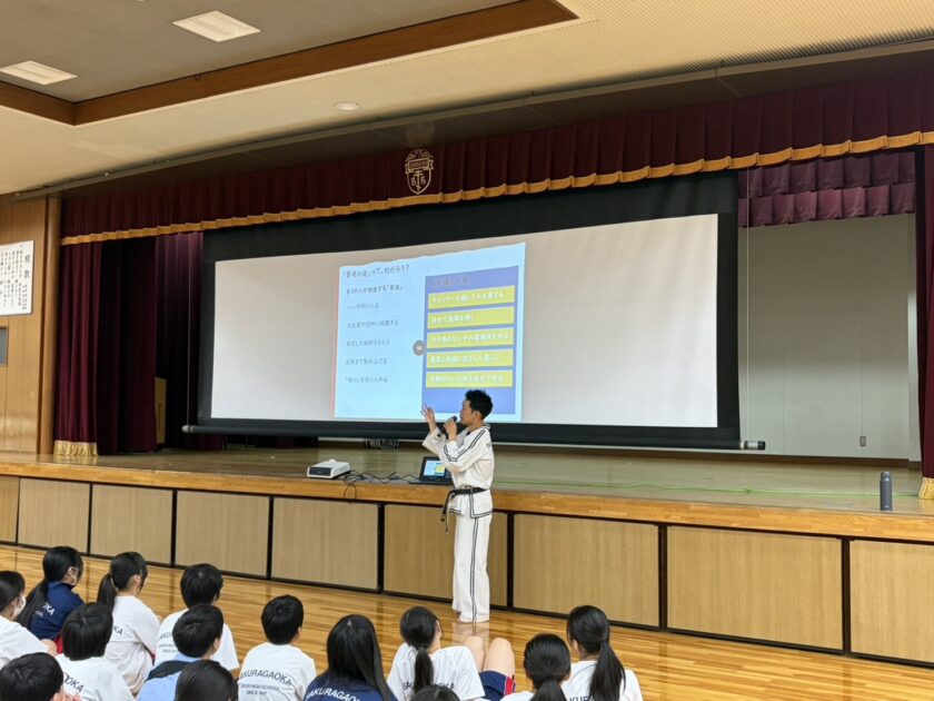 道場運営と子どもの居場所づくりについて中学生へ講義する様子